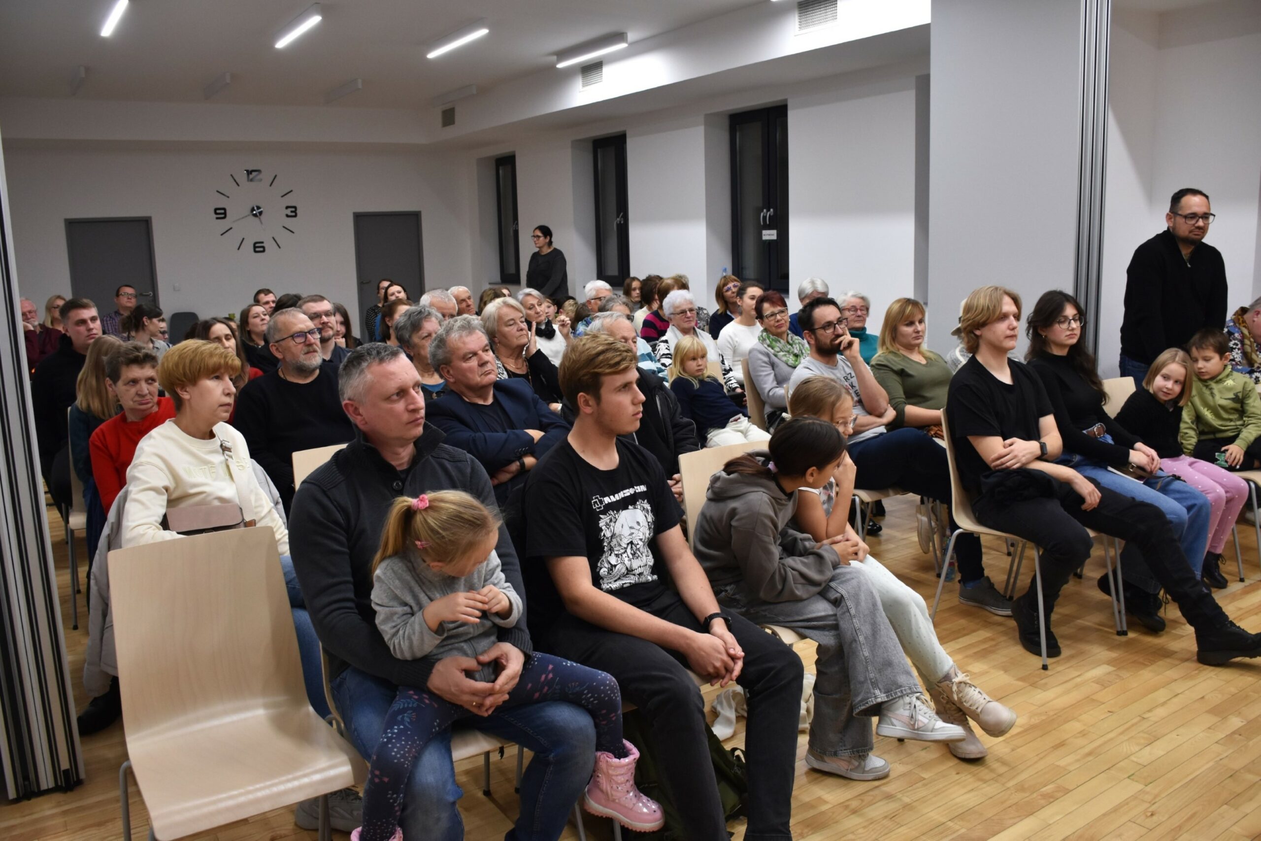 Widok na widownię - wiedzących uczestników spotkania