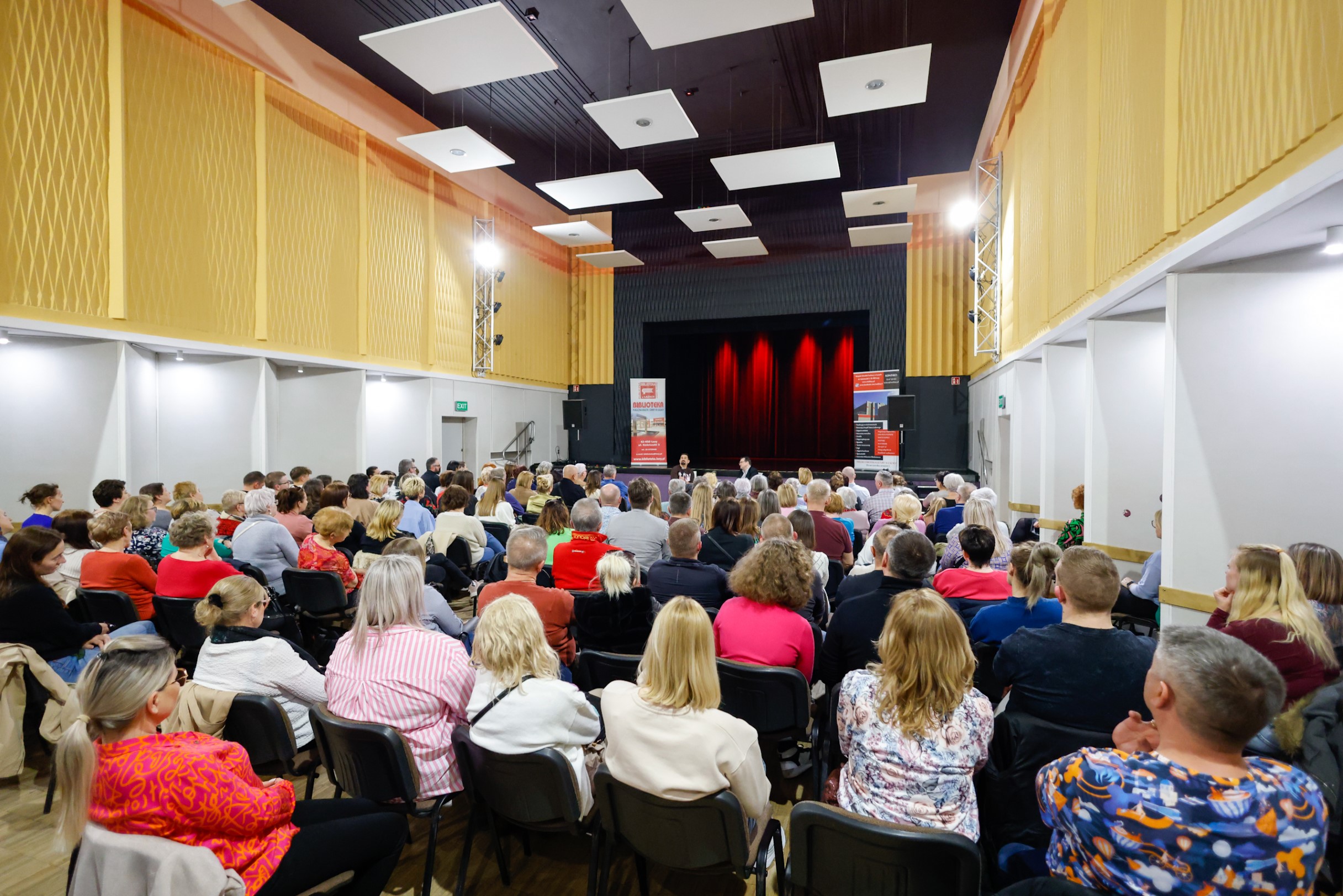 Widok na widownię zgromadzoną w sali miejskiego ośrodka kultury na spotkaniu z Michałem Koterskim