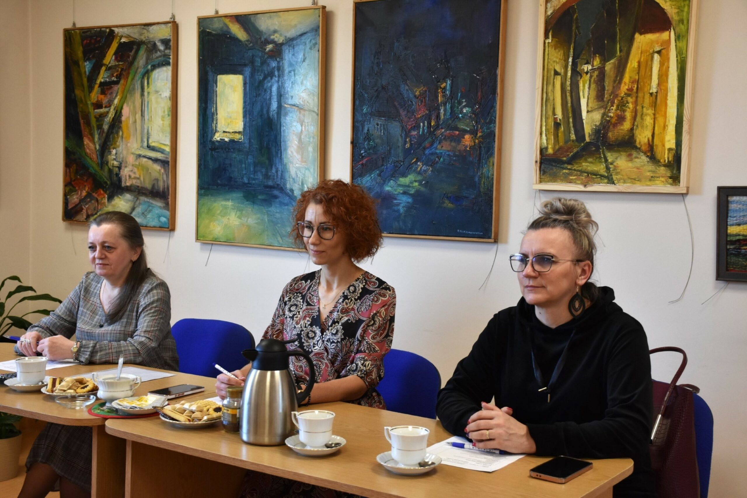 Jury dwudziestego drugiego konkursu wszystkie dzieci pięknie czytają - trzy kobiety siedzące za stołem