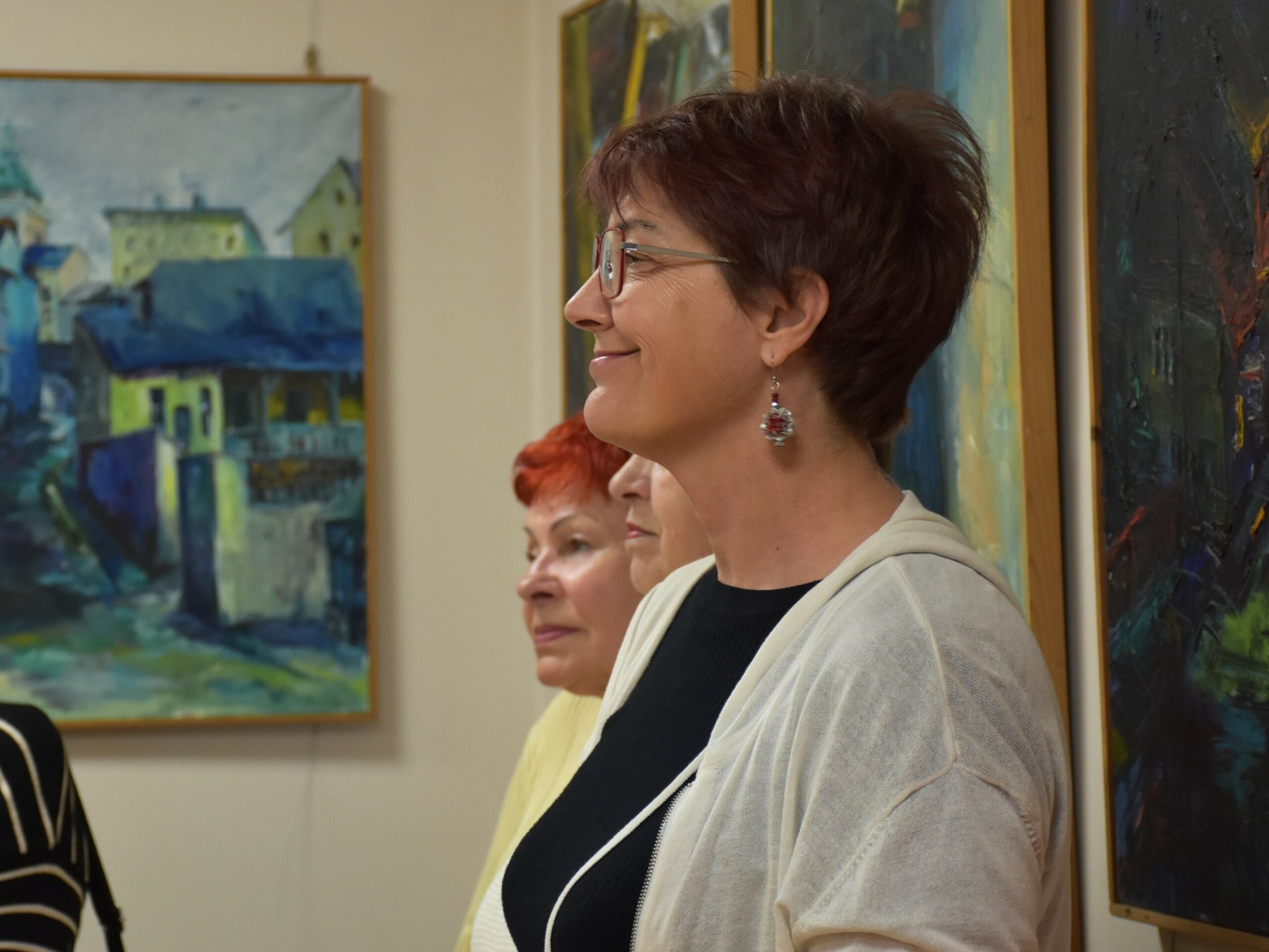 Magdalena Sołtysik - zdjęcie profilu, w tle jej prace
