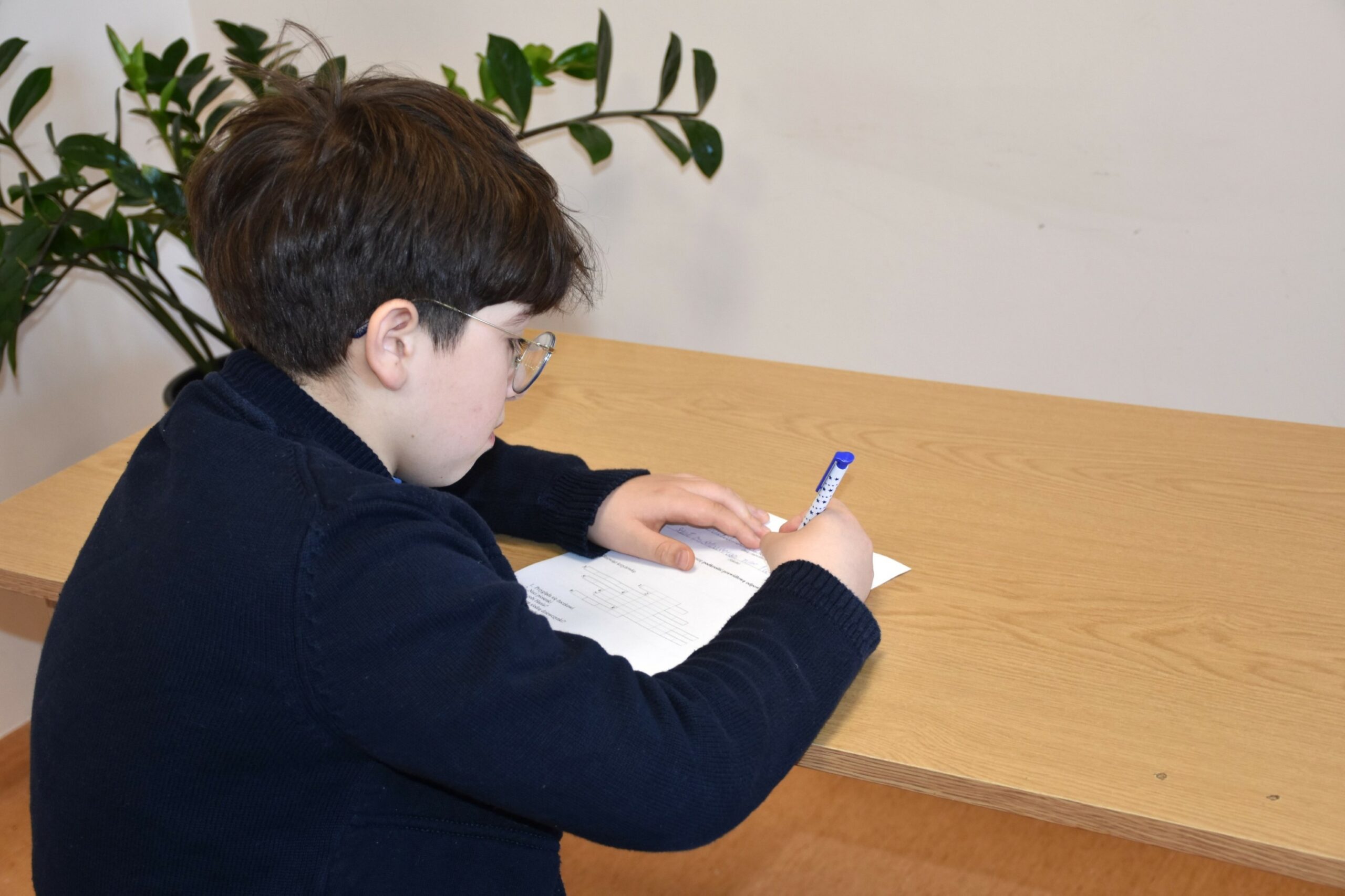 Michał rozwiązujący test siedząc przy stole