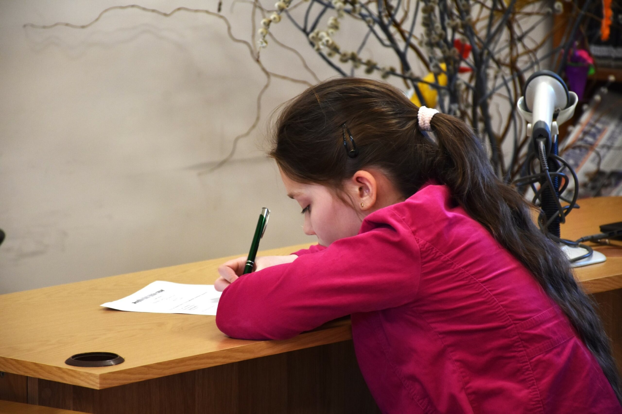 Natalia rozwiązująca test siedząc przy stole