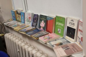 Książki psychologiczne prezentowane w trakcie spotkania ustawione na parapecie