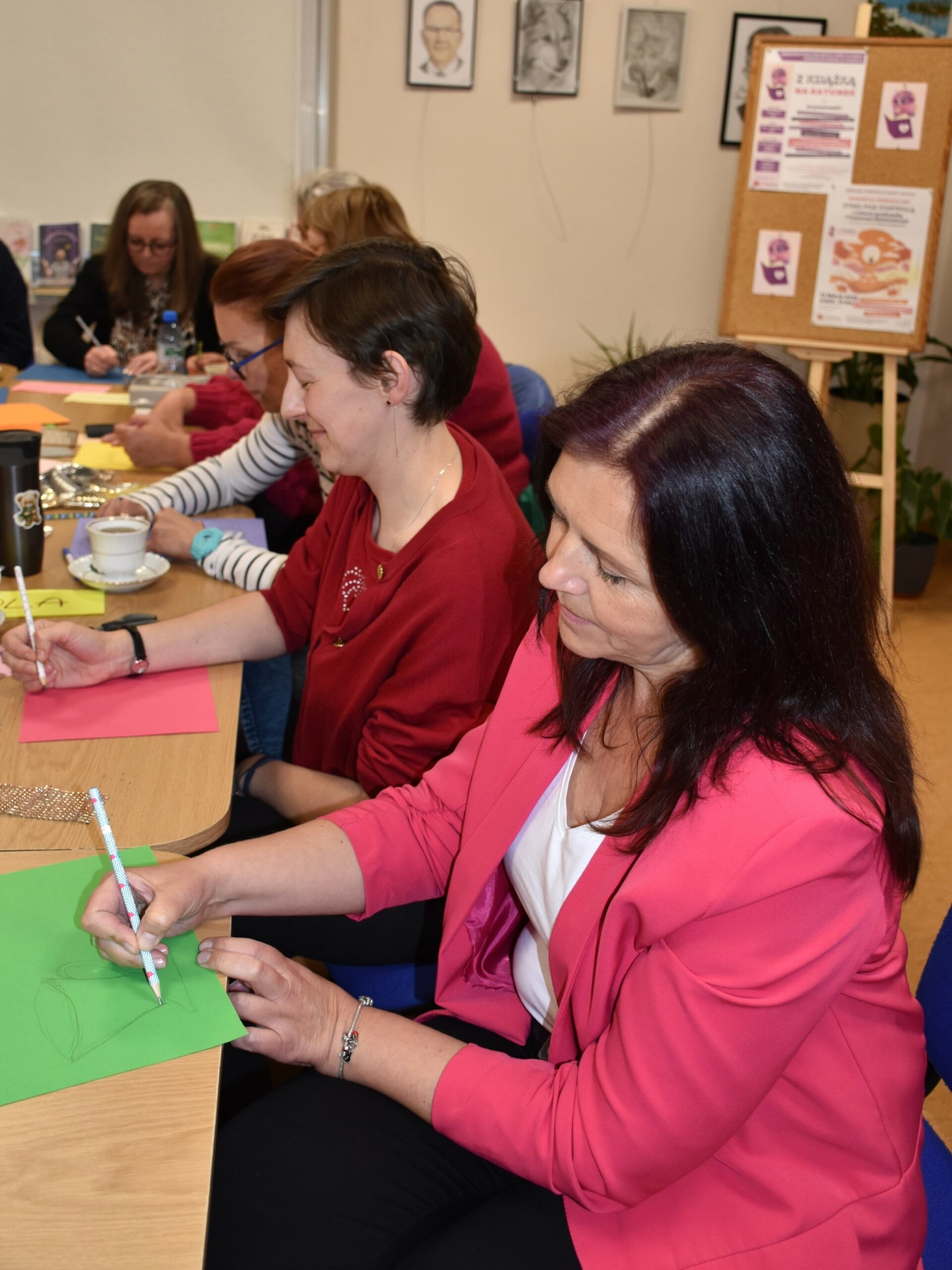 Uczestniczki warsztatu stres pod kontrolą rysujące kształty filiżanek