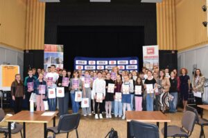 Zdjęcie grupowe wszystkich uczestników dwudziestego czwartego turnieju wiedzy o książce i bibliotece