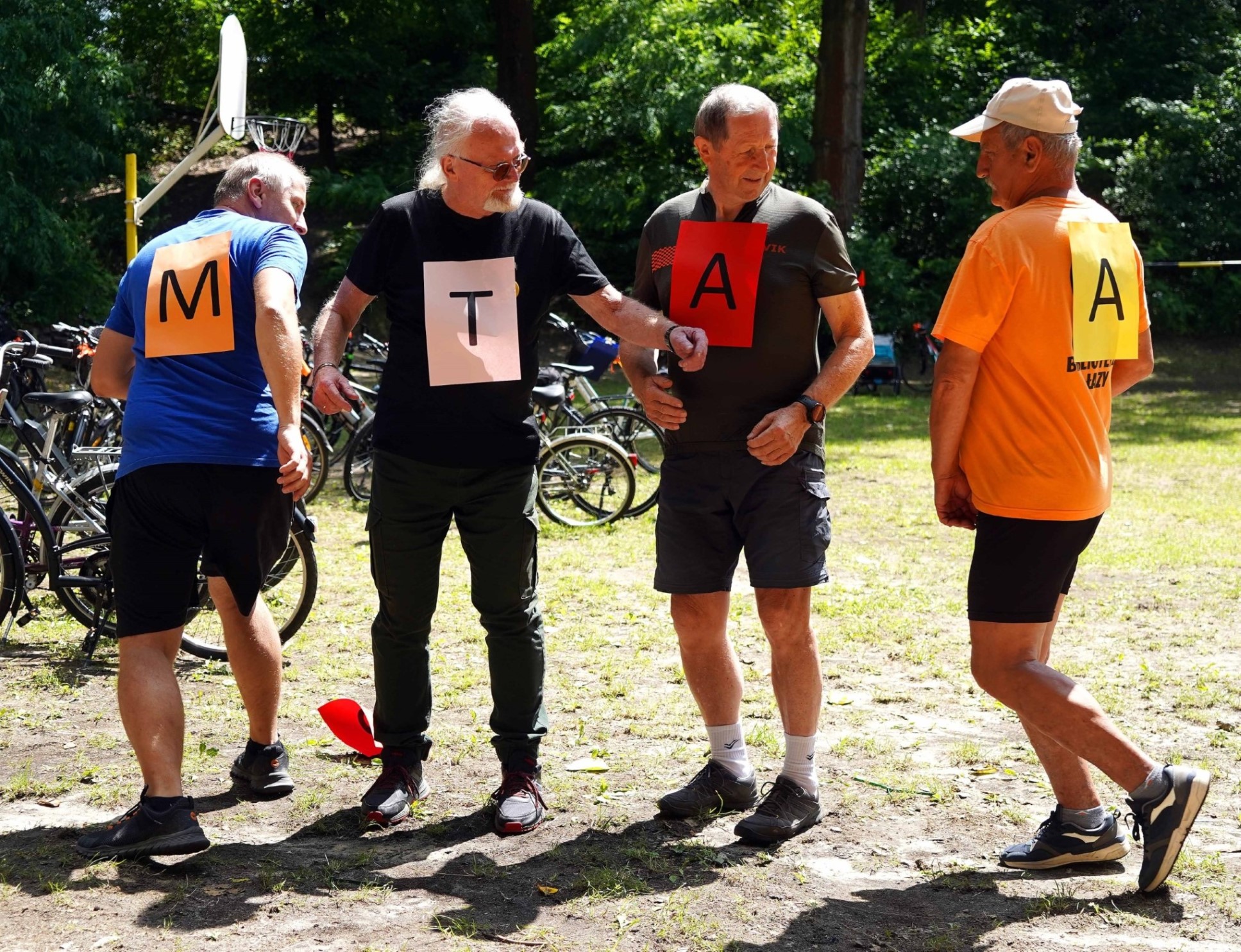 Czterech uczestników rajdu odjazdowy bibliotekarz 2025 w ruchu