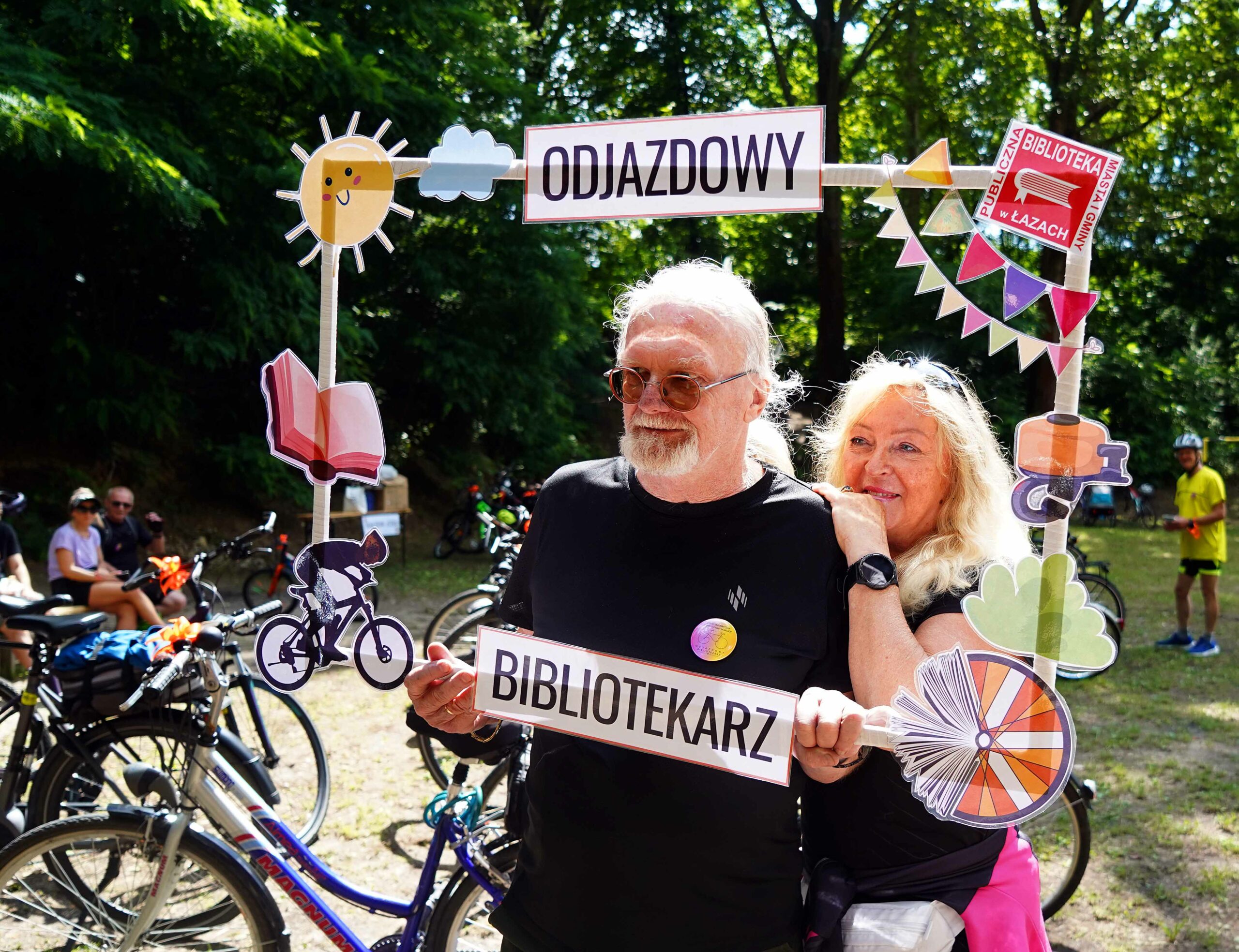 Dwoje uczestników rajdu odjazdowy bibliotekarz 2025 pozujących w ozdobnej rajdowej ramce