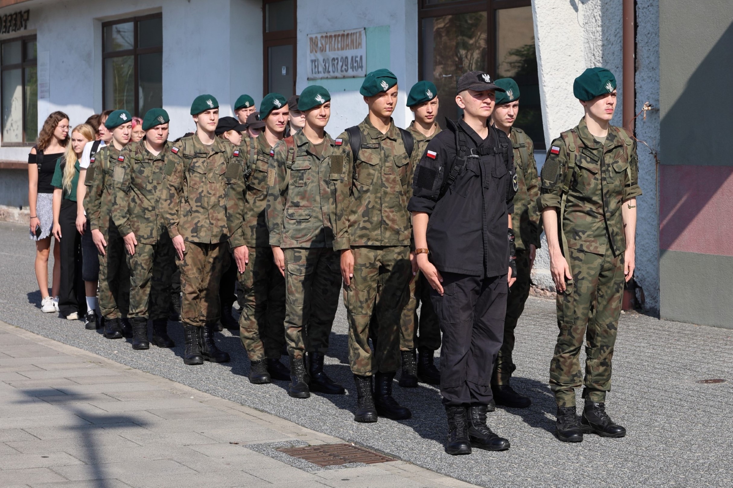 Licealna klasa mundurowa ustawiona w dwóch rzędach