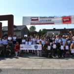 Narodowe czytanie - zdjęcie grupowe uczestników i lektorów