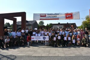 Narodowe czytanie - zdjęcie grupowe uczestników i lektorów
