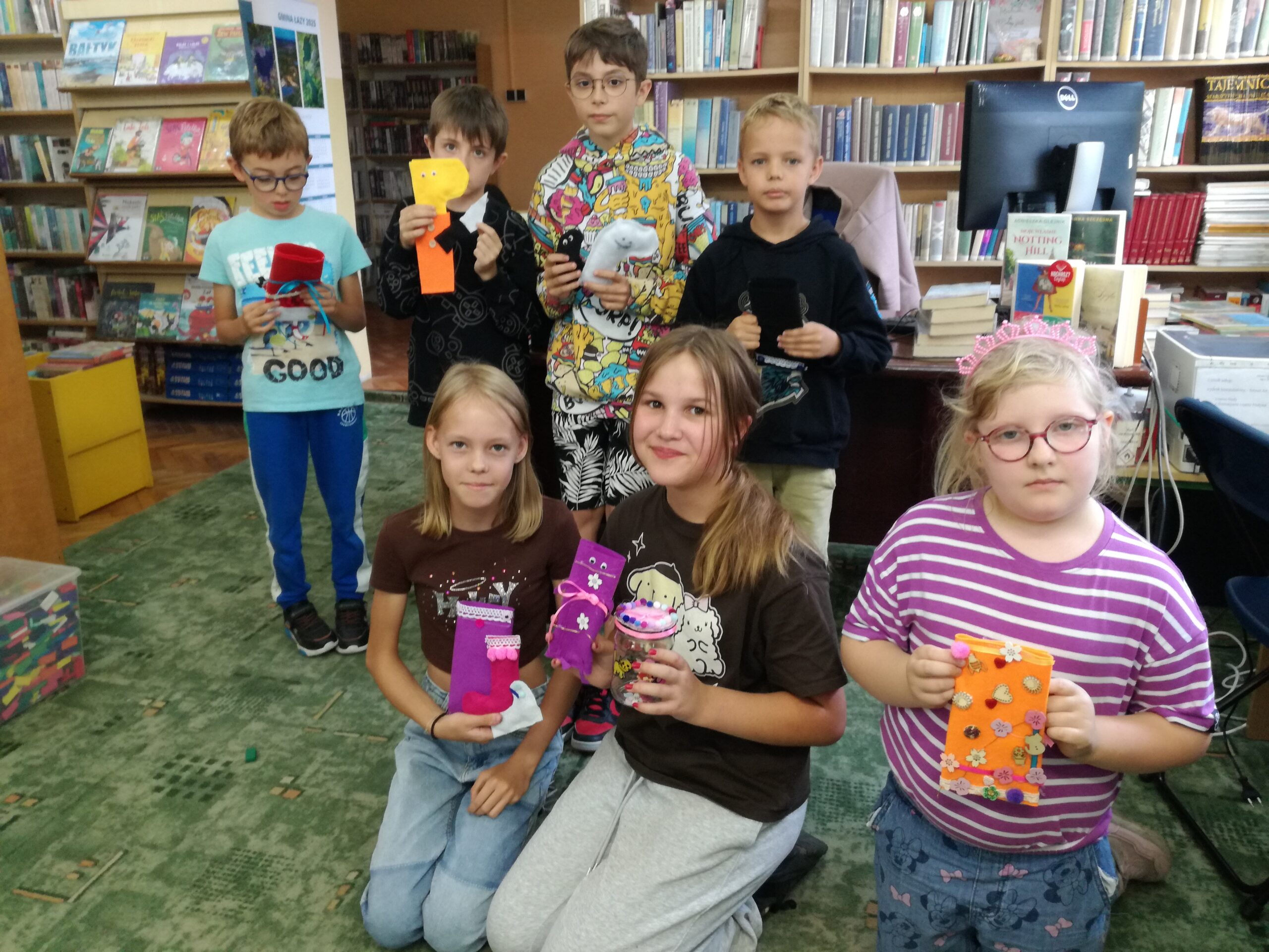 Siedmioro dzieci prezentujących wytwory z filcu