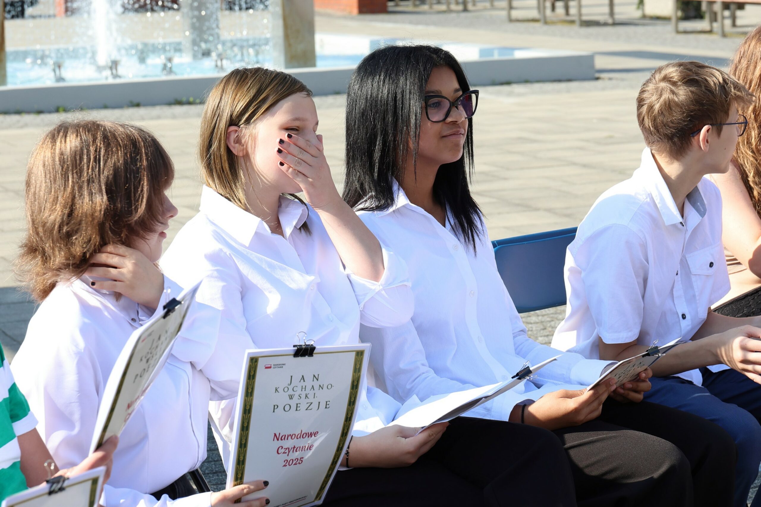 Trzy nastolatki - lektorki narodowego czytabnia trzymające w rękach swoje teksty