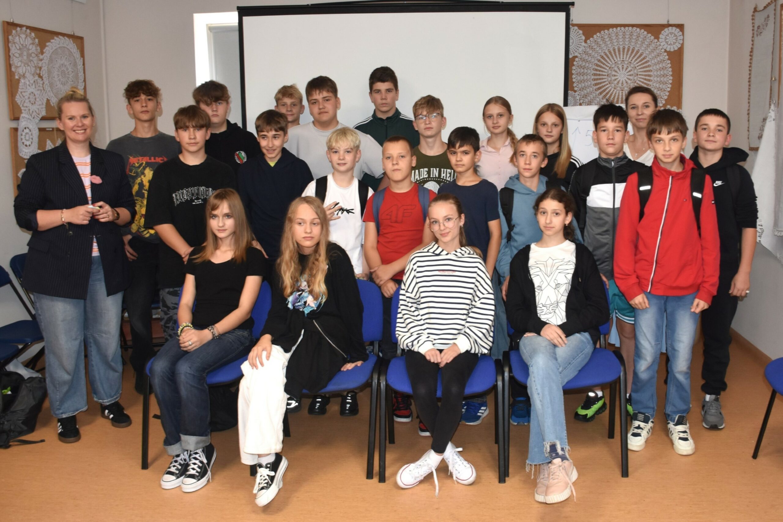 Zdjęcie grupowe - nastolatkowie i prowadząca warsztat Odstresowani