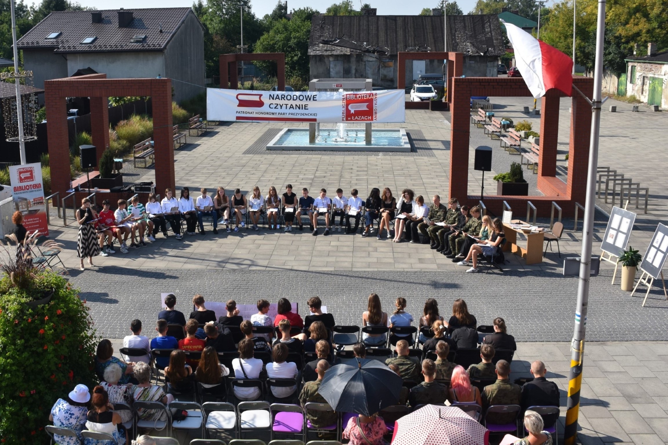 Zdjęcie z lotu ptaka - lektorzy i uczestnicy narodowego czytania