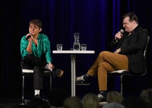 Autorka i moderator siedzący na scenie, fotografia Jerzy Kleszcz