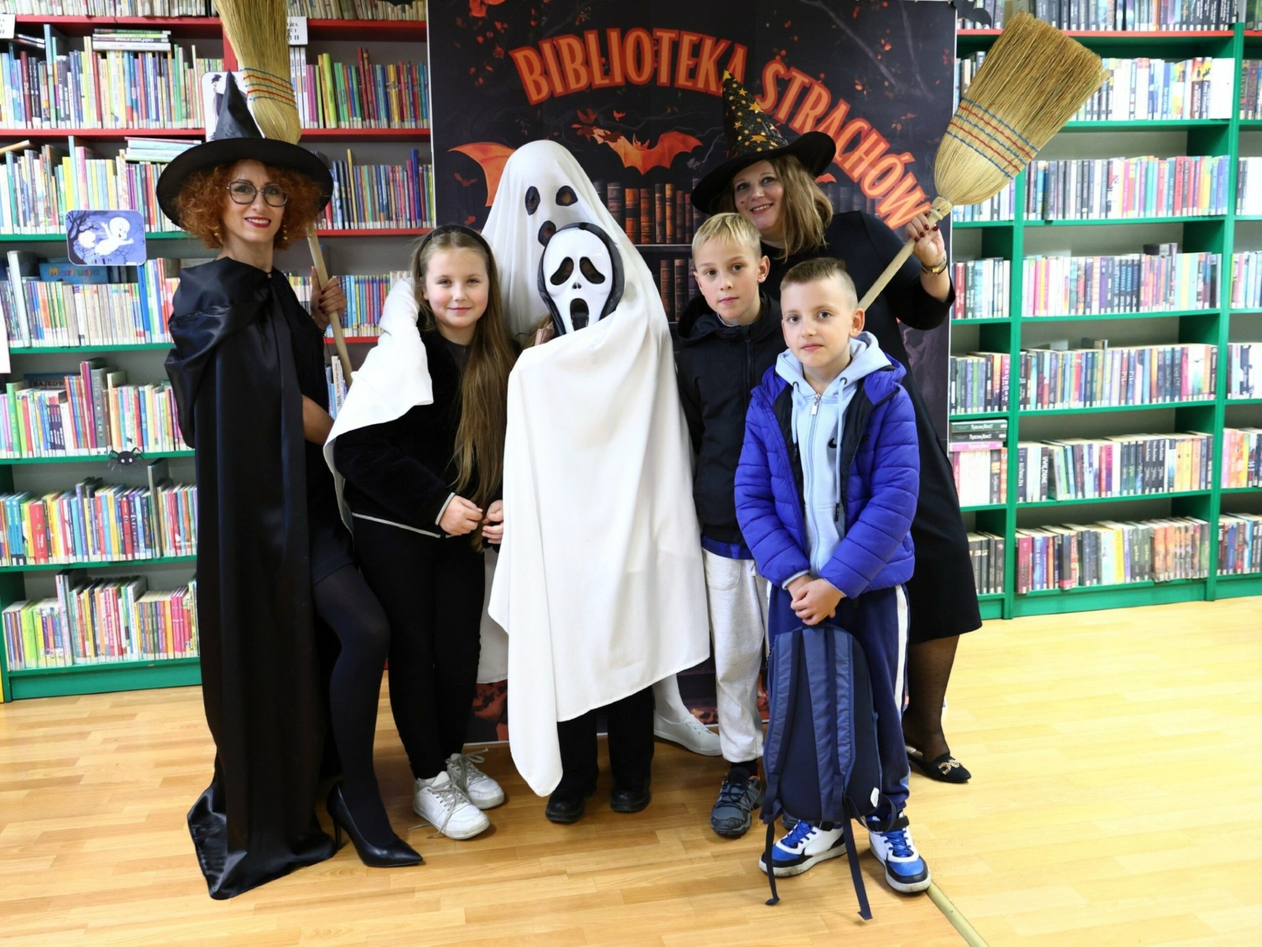 Dwie czarownice, duch i czworo dzieci biorących udział w akcji Biblioteka strachów - zdjęcie grupowe