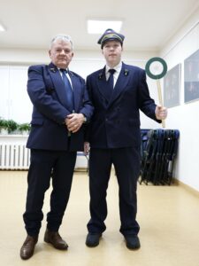 Dwóch uczestników spotkania w mundurach kolejowych