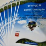 Grafika z dyplomami za udział w konkursie literackim