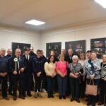 Uczestnicy spotkania Kolej i kolejarze - zdjęcie grupowe