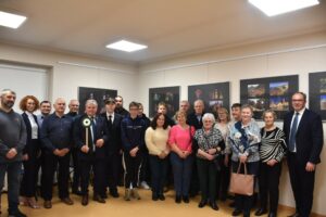 Uczestnicy spotkania Kolej i kolejarze - zdjęcie grupowe