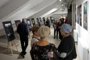 Uczestnicy wernisażu wystawy oglądający prace