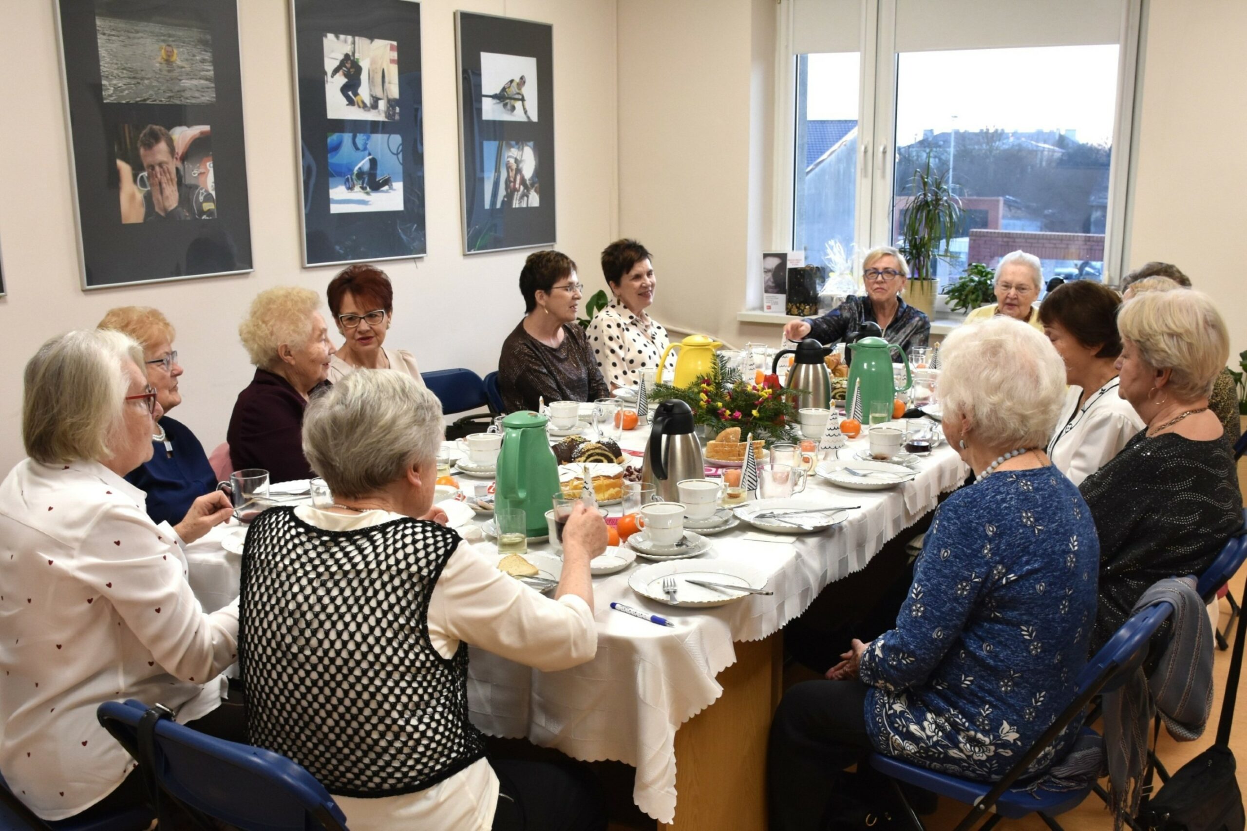 Zdjęcie grupowe - uczestniczki dyskusyjnego klubu książki siedzące przy wigilijnym stole