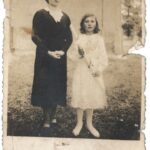 Ryba Władysława z domu Cieślik z mamą w dniu I komunii św. Zdjęcie ze zbiorów Archiwum Społecznego Biblioteki w Łazach