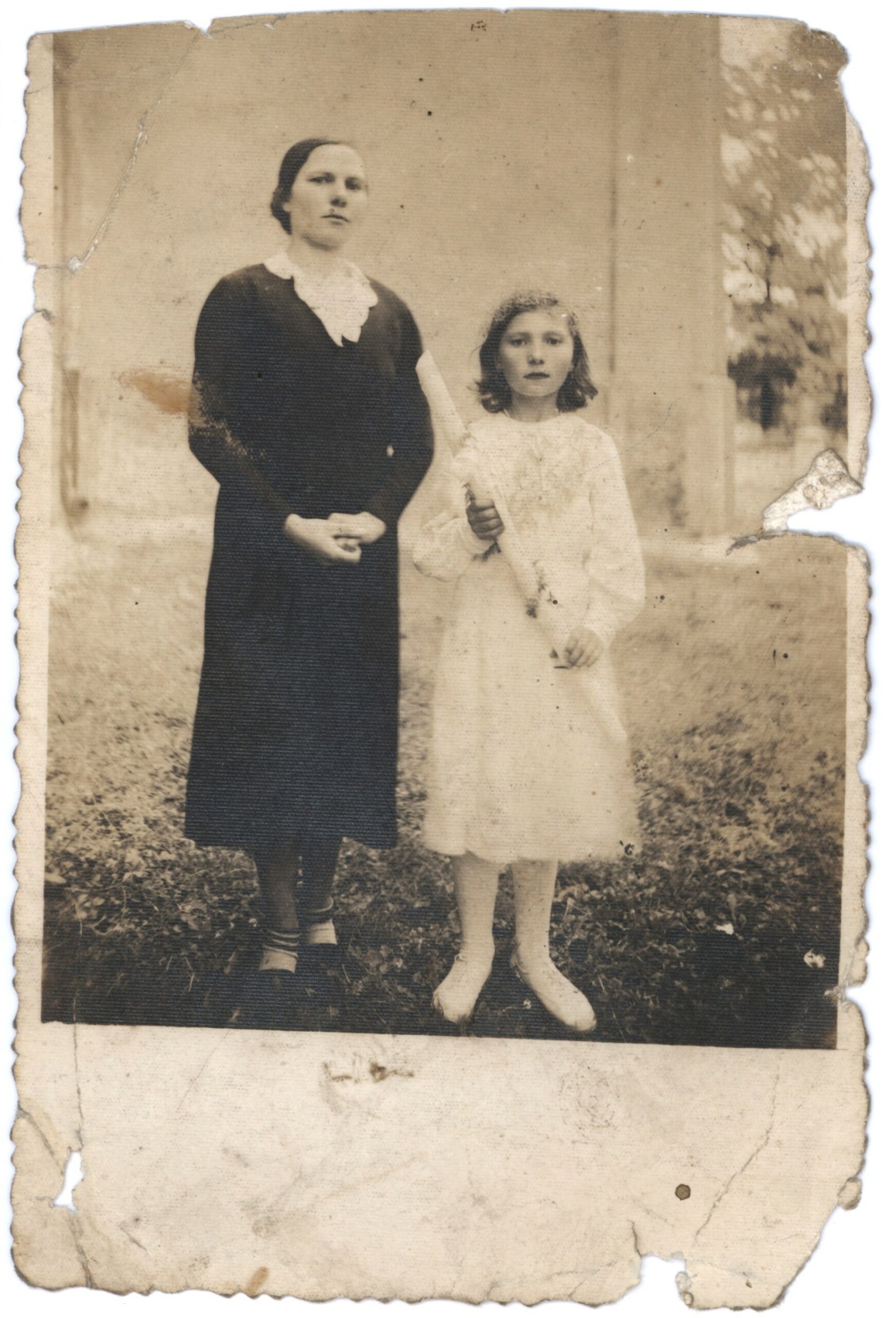 Ryba Władysława z domu Cieślik z mamą w dniu I komunii św. Zdjęcie ze zbiorów Archiwum Społecznego Biblioteki w Łazach