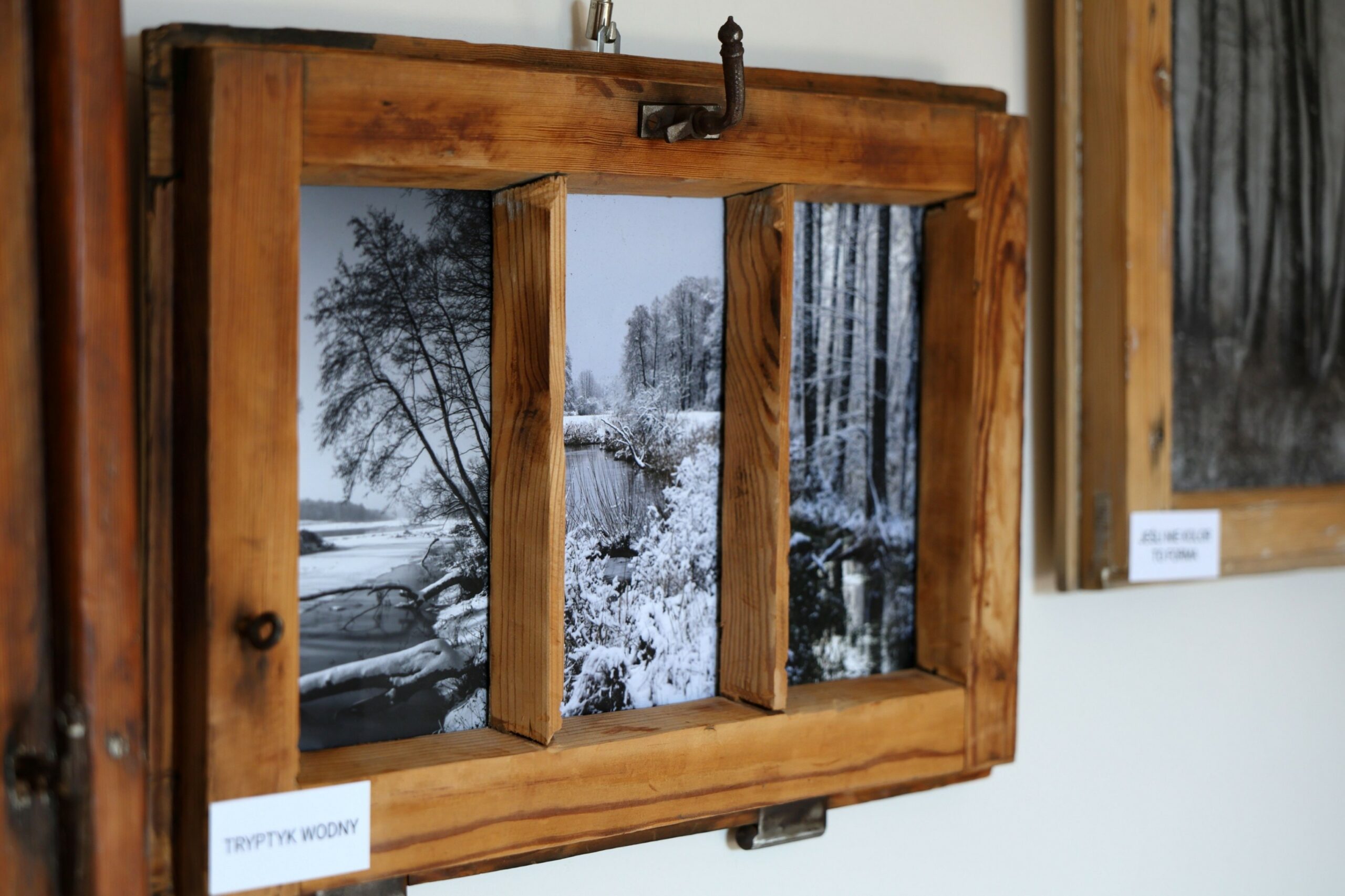 Fotografia jednej z ram z fotografiami wystawy Opowieść podlaska