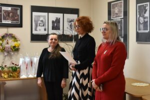 Trzy kobiety - jury konkursu Wszystkie dzieci pięknie czytają trzymające dyplomy dla uczestników