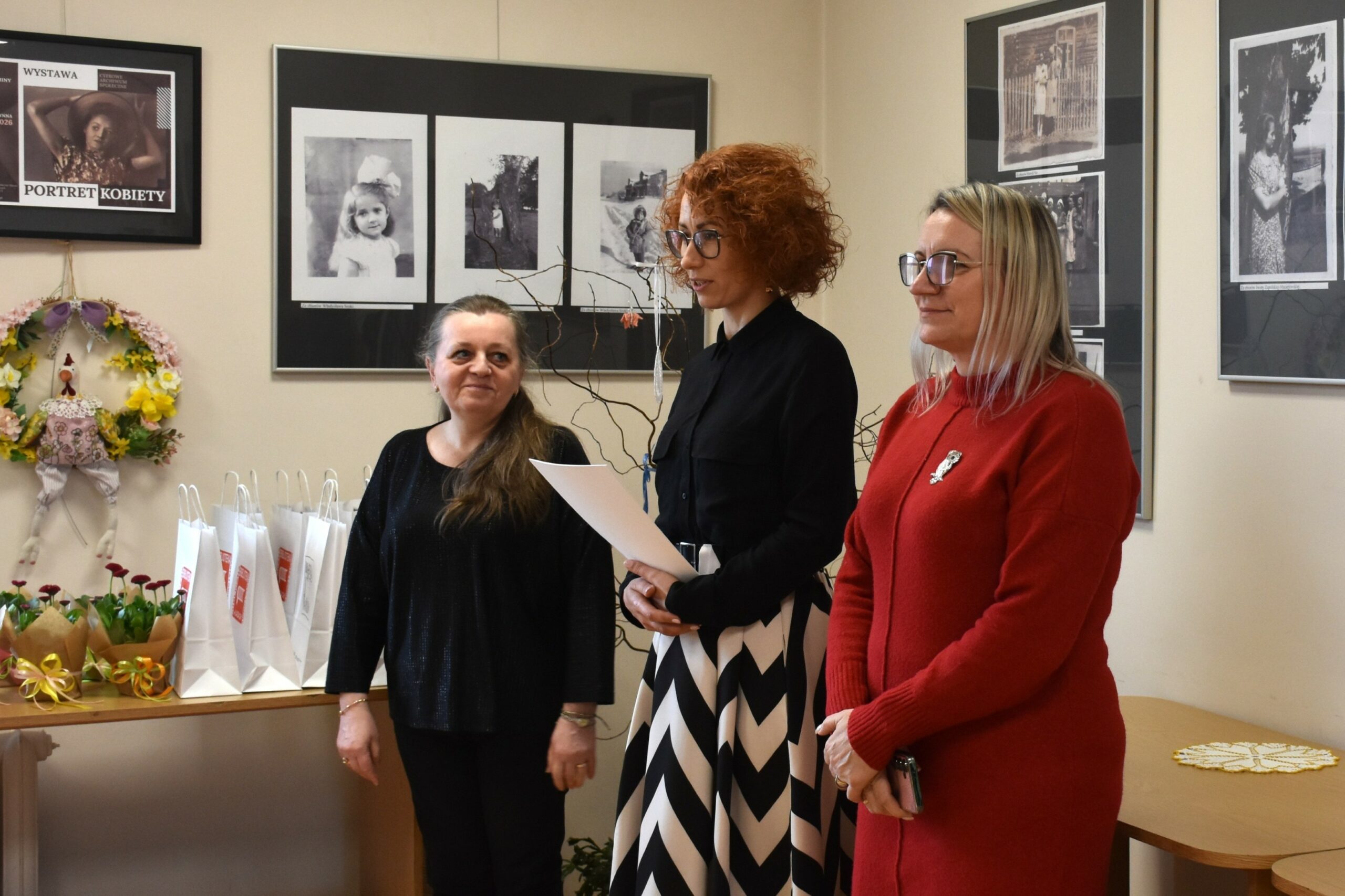 Trzy kobiety - jury konkursu Wszystkie dzieci pięknie czytają trzymające dyplomy dla uczestników