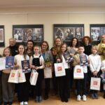 Zdjęcie grupowe uczestników konkursu Wszystkie dzieci pięknie czytają, ich nauczycieli i jury konkursu
