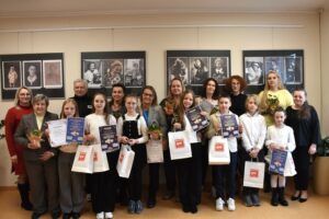 Zdjęcie grupowe uczestników konkursu Wszystkie dzieci pięknie czytają, ich nauczycieli i jury konkursu