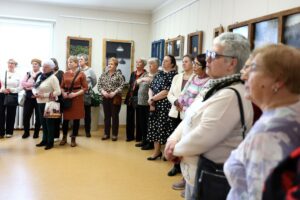 Zdjęcie grupowe uczestników wystawy Opowieść podlaska