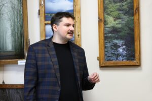 Prowadzący warsztat fakescape z zaciśniętymi palcami lewej dłoni