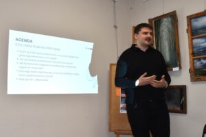 Widok slajdu prezentacji na ścianie i prowadzący