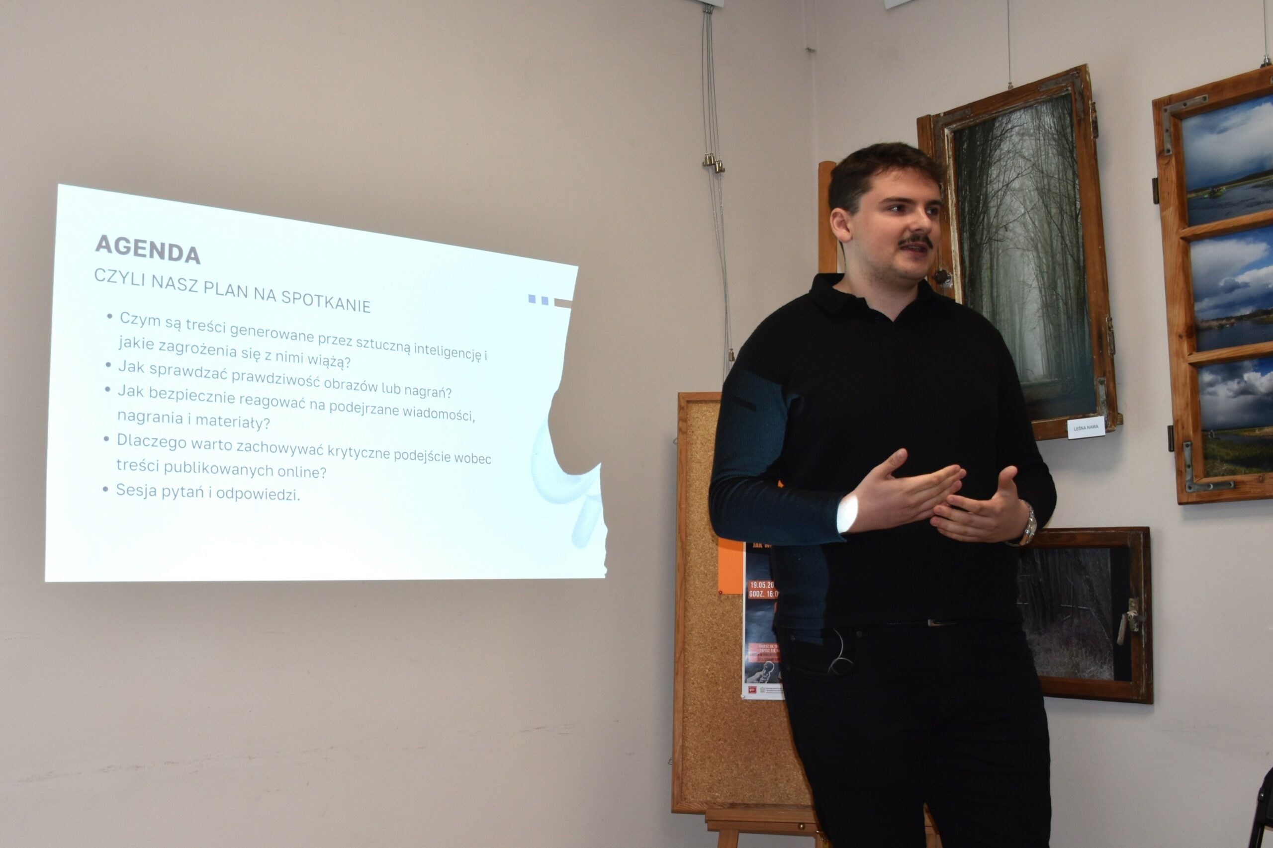 Widok slajdu prezentacji na ścianie i prowadzący