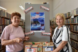 Seniorki - uczestniczki akcji Świat do przeczytania prezentujące pakiety książek akcji