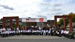 Zdjęcie grupowe lektorów i uczestników narodowego czytania, nad nimi biały baner z napisem Narodowe Czytanie
